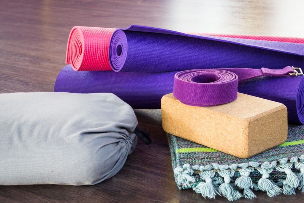Những dụng cụ tập yoga phổ biến