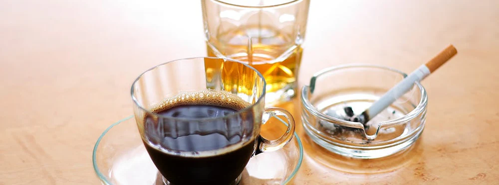 Chế độ dinh dưỡng tập yoga - Thức Uống Có Caffein, Cồn Và Thuốc Lá
