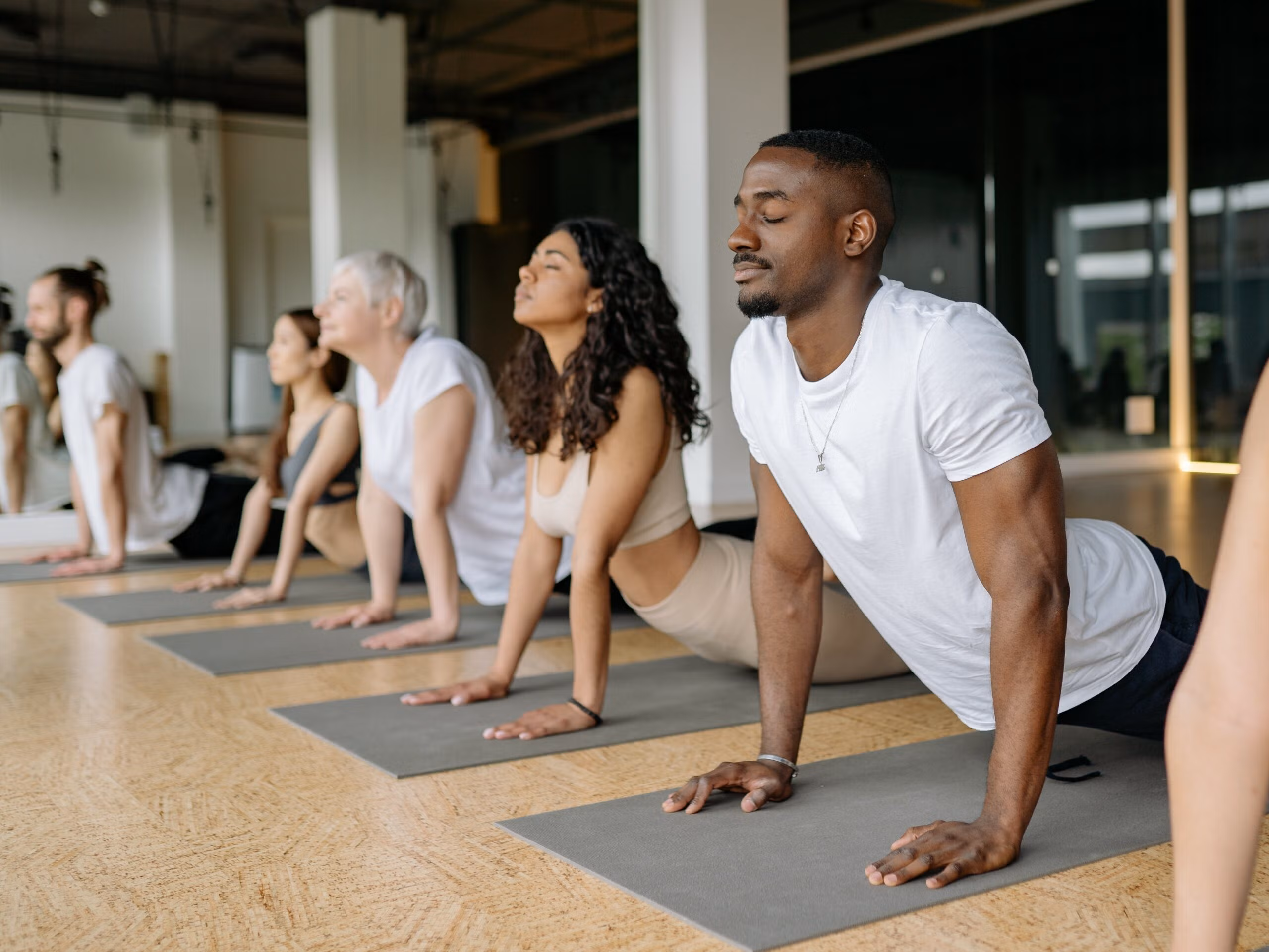 yoga cơ bản cho người mới bắt đầu - Yoga giúp giảm đau